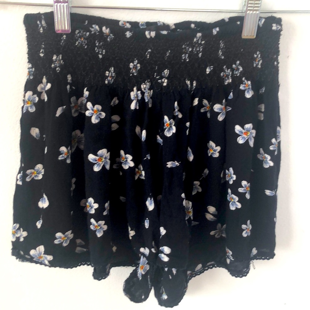 Aqua Fluttery High Waist Shorts Black W/ White Flowers Smocked Waist Sz M - EUC